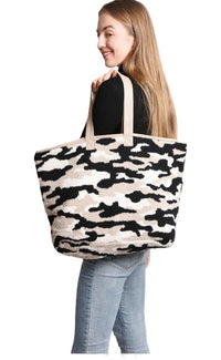 PATTERNED FALL POCKETBOOK