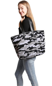 PATTERNED FALL POCKETBOOK